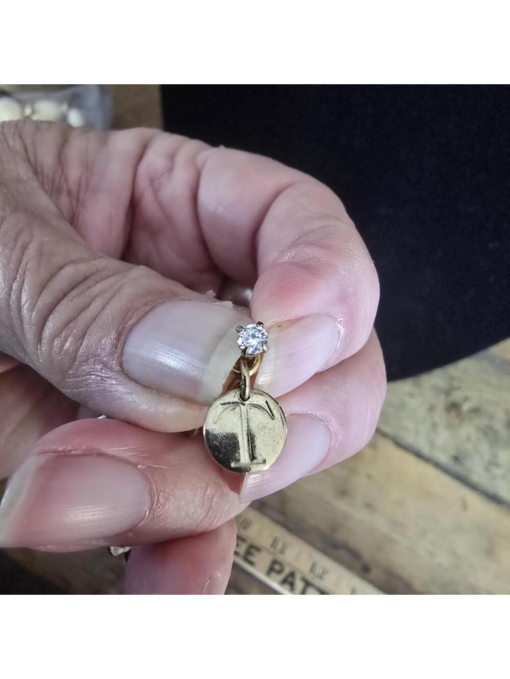 Vtg Talbots Confetti Cream Lucite Disc Statement Necklace with Gold Plated links - Picture 6 of 9